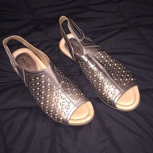 NWOT Womens bronze wedge peep-toe  heel sandals